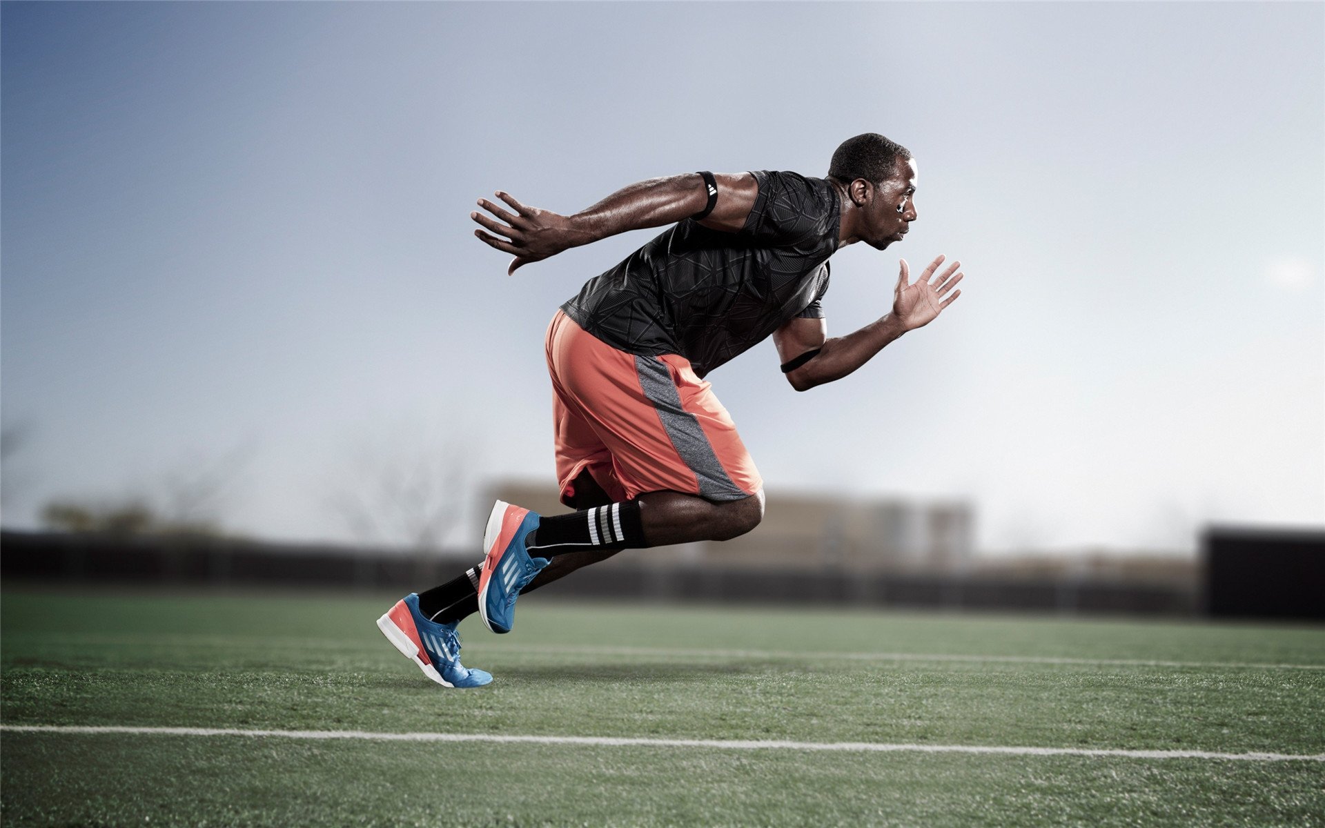 湖人3连胜后，雷迪克点名小詹，里夫斯情商高，东契奇还很谦虚，组图_湖人大胜勇士 詹皇以一敌四库里倒地