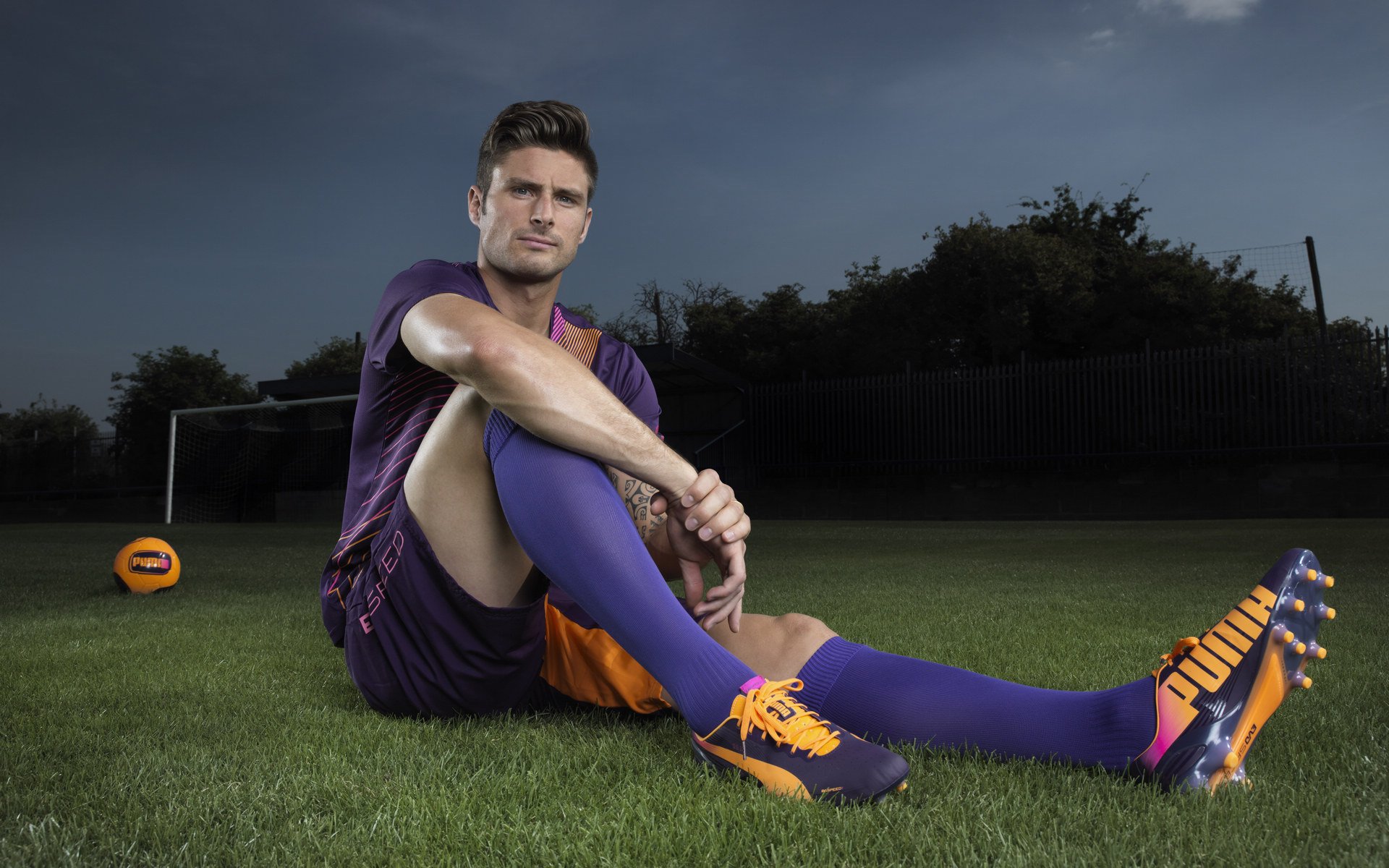 俱乐部举办公开训练赛 吸引媒体关注，俱乐部比赛